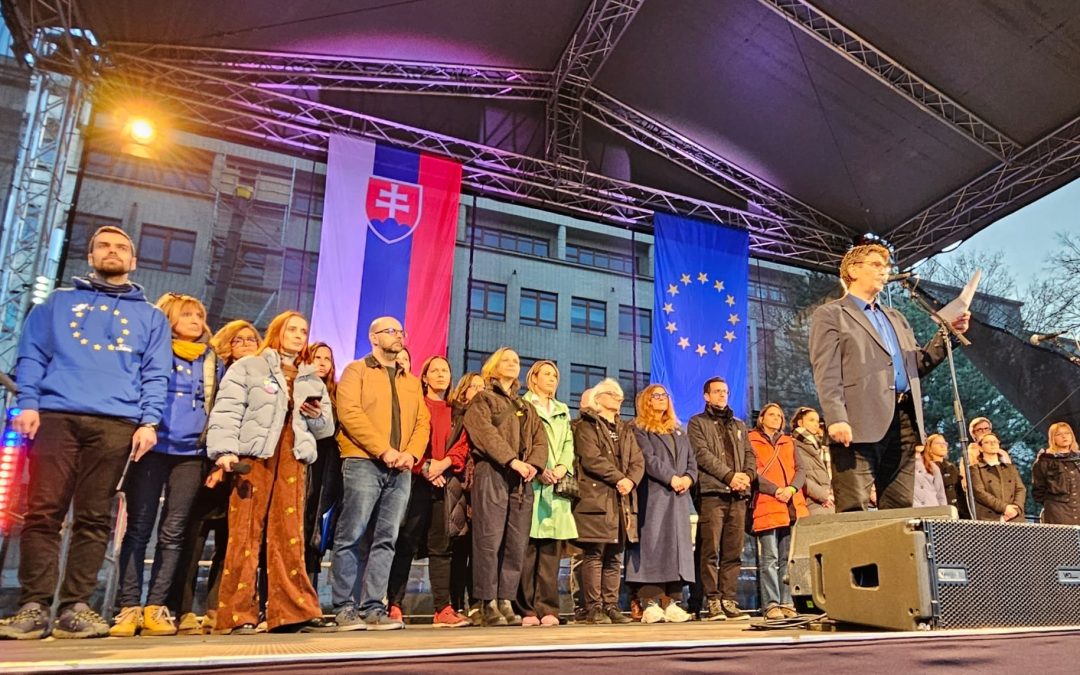 Vyhlásenie občianskej spoločnosti na námestiach proti „ruskému zákonu“