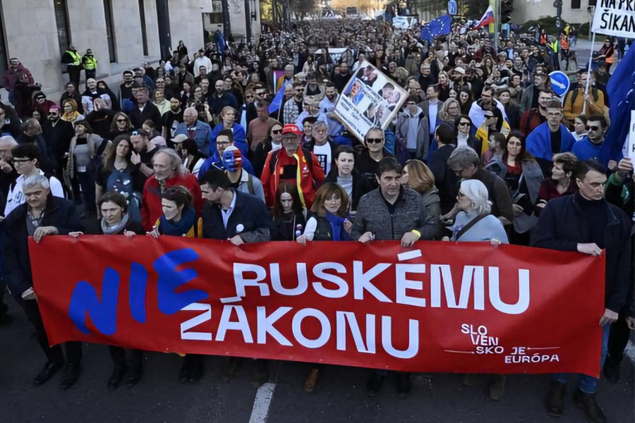 Proti „ruskému zákonu“ protestovali tisícky ľudí